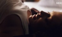 Bed scene with Adele exarchopoulos wears