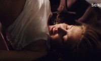 Bed scene with Adele exarchopoulos wears